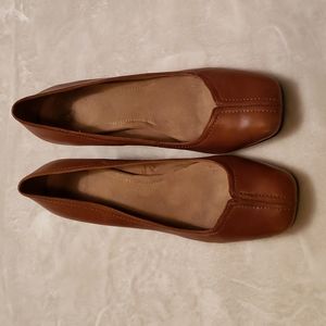 Tan Michelle D pumps sz 8.5